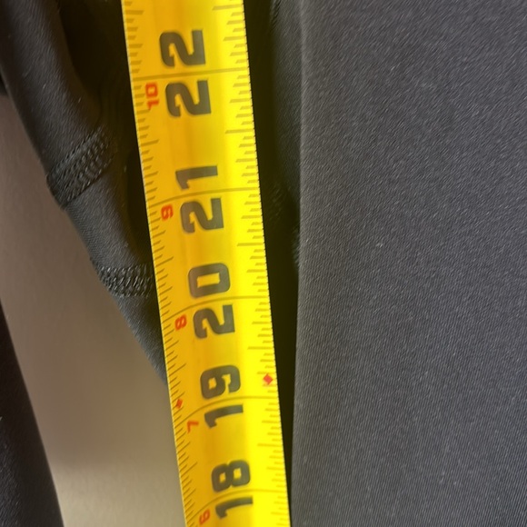 Lululemon Athletica Black crop leggings size 8. pkts. Paint spots as shown. - Picture 11 of 11